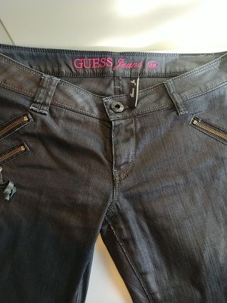 Pantalon Guess tipo encerado negro de segunda mano por 12 EUR en Valls en  WALLAPOP