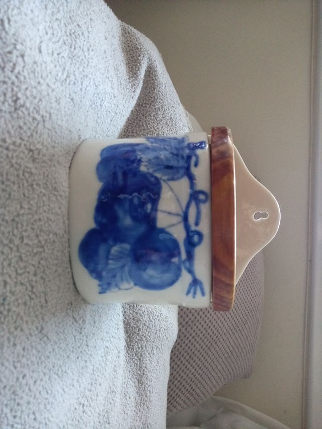 salero porcelana.pint.a mano.a estrenar.