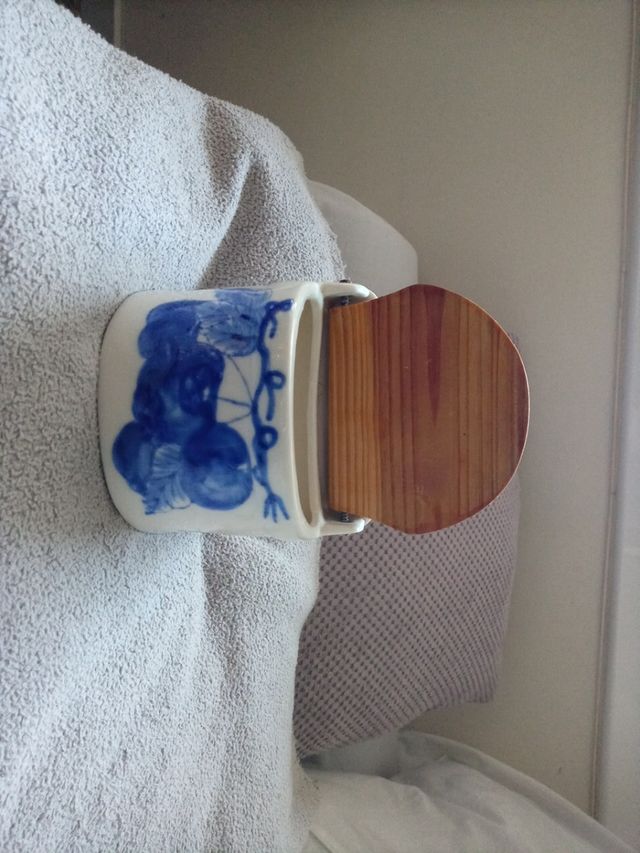 salero porcelana.pint.a mano.a estrenar.