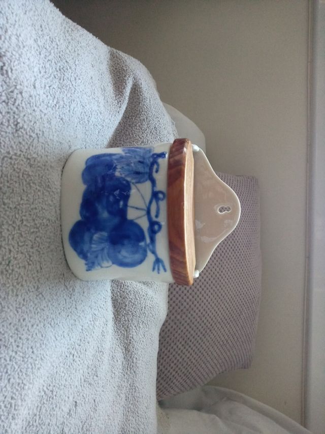 salero porcelana.pint.a mano.a estrenar.