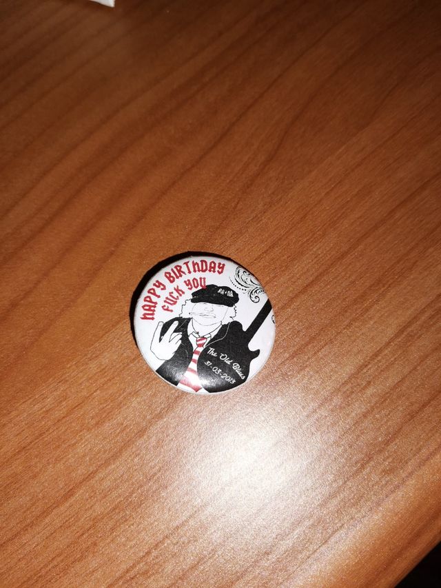 Chapa Commemorativa 58 cumpleaños Angus Young