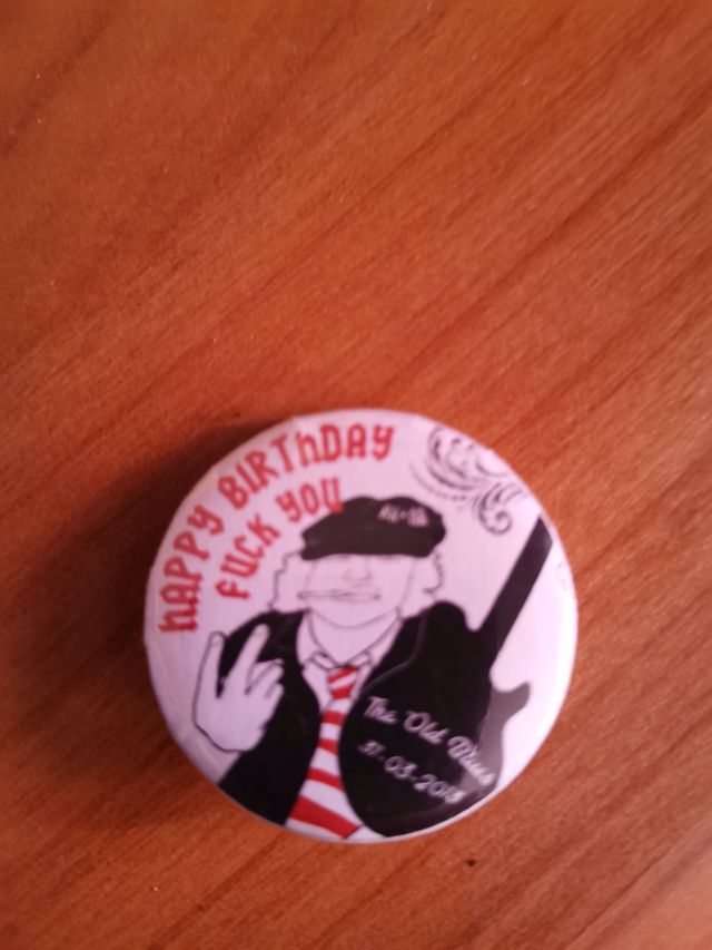 Chapa Commemorativa 58 cumpleaños Angus Young