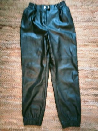 Pantalón polipiel Bershka M de segunda mano por 8 EUR en Gandía en WALLAPOP