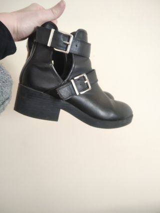 Botines negro con hebillas de segunda mano por 9 EUR en Salamanca en  WALLAPOP