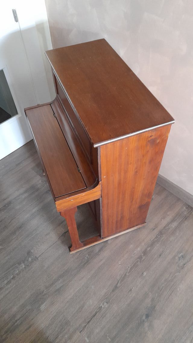 mini piano vintage.