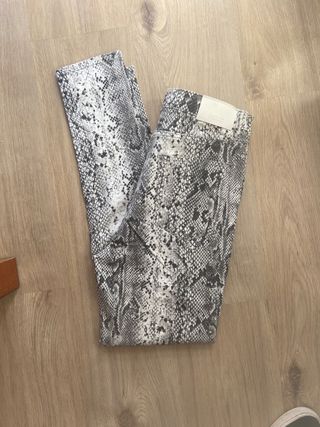 Pantalón Stradivarius estampado serpiente de segunda mano por 8 EUR en  Barcelona en WALLAPOP