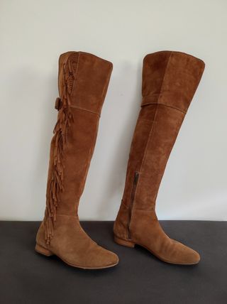 Botas altas serraje y flecos Mango T.36 de segunda mano por 25 EUR en  Madrid en WALLAPOP