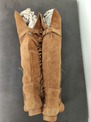 Botas altas serraje y flecos Mango T.36 de segunda mano por 25 EUR en  Madrid en WALLAPOP