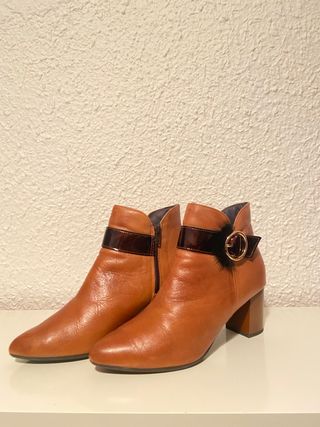 Botines de piel marrones Pitillos de segunda mano por 30 EUR en Barcelona  en WALLAPOP