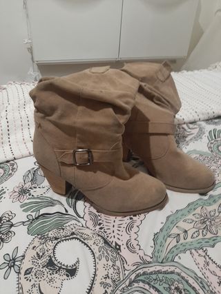 Botas bajas color camel de segunda mano por 5 EUR en Madrid en WALLAPOP