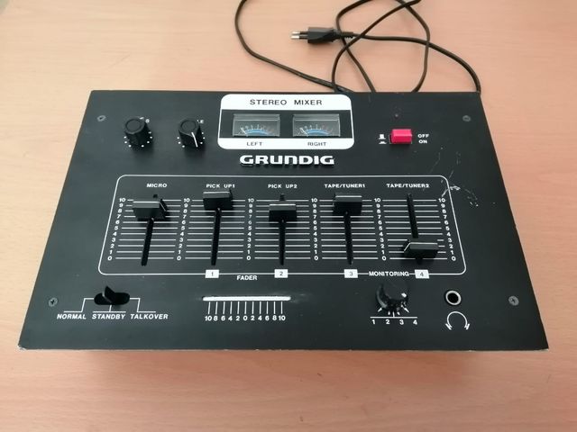 Mesa de mesas clásica Grundig