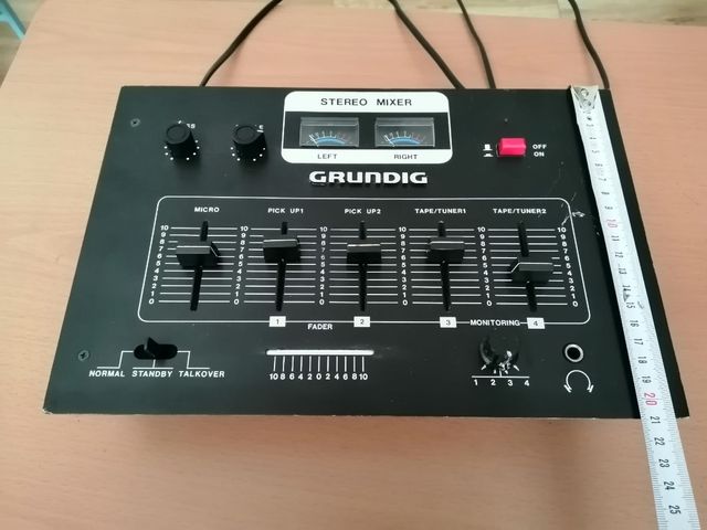 Mesa de mesas clásica Grundig