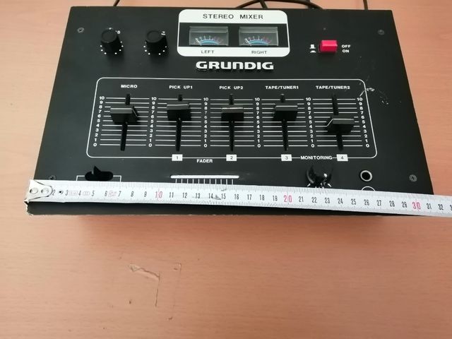 Mesa de mesas clásica Grundig