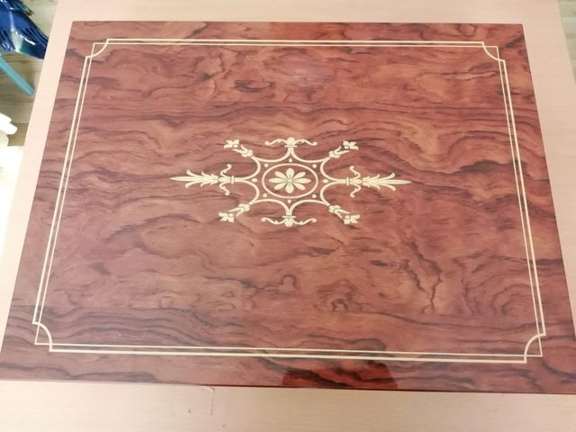 Clásico maletín de madera en perfecto estado