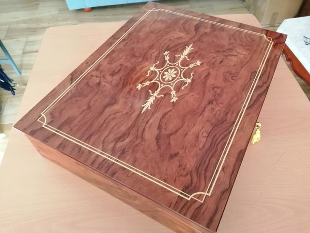 Clásico maletín de madera en perfecto estado