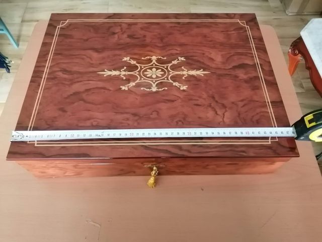 Clásico maletín de madera en perfecto estado