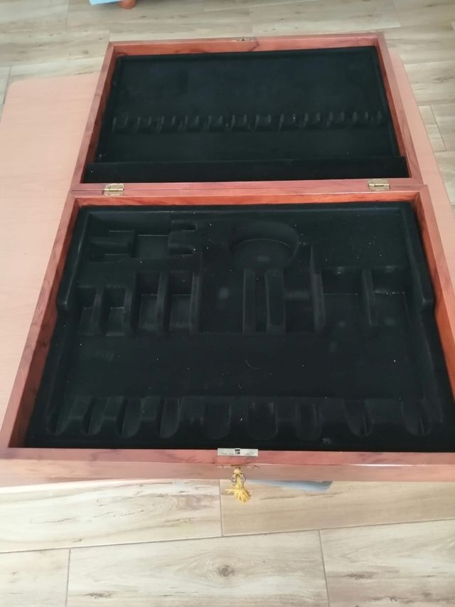 Clásico maletín de madera en perfecto estado