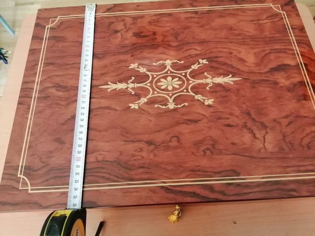 Clásico maletín de madera en perfecto estado