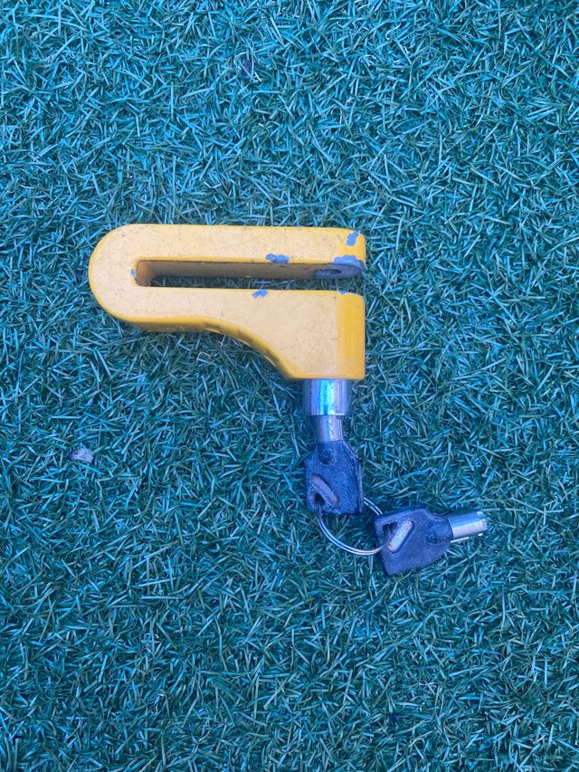 Antirrobo moto con llave tubular.