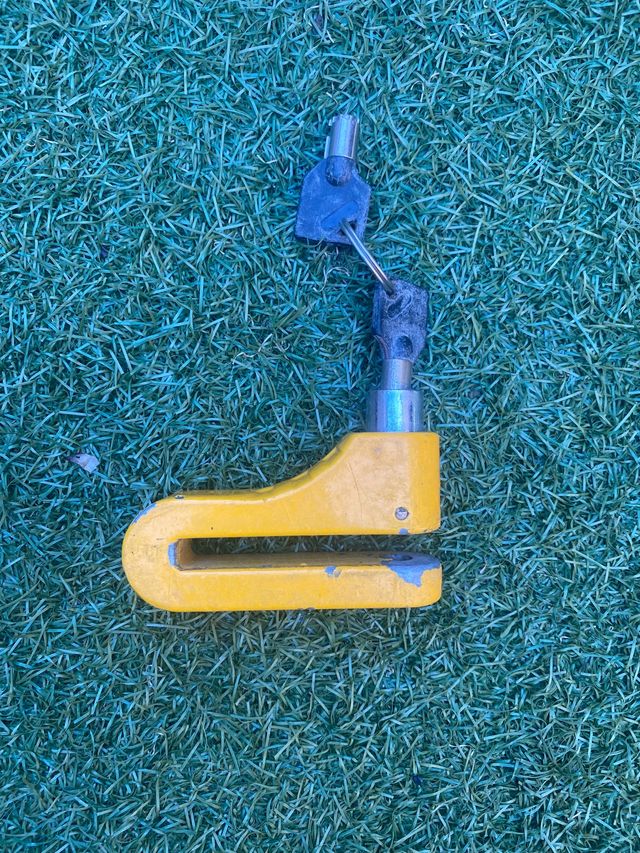 Antirrobo moto con llave tubular.