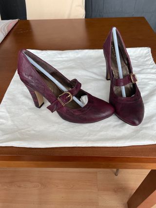 ZAPATOS SACHA LONDON BURDEOS DRAPEADO de segunda mano por 10 EUR en  Móstoles en WALLAPOP