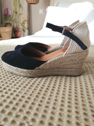 Alpargatas cuñas Pequeña Moma 37 de segunda mano por 39 EUR en Badajoz en  WALLAPOP