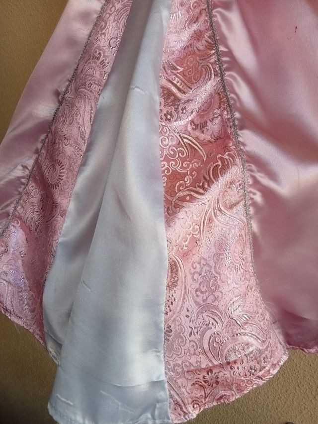 Disfraz vestido de princesa rosa, incluye cancán.