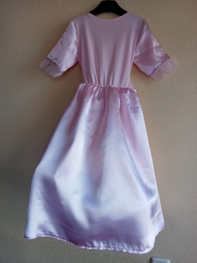 Disfraz vestido de princesa rosa, incluye cancán.