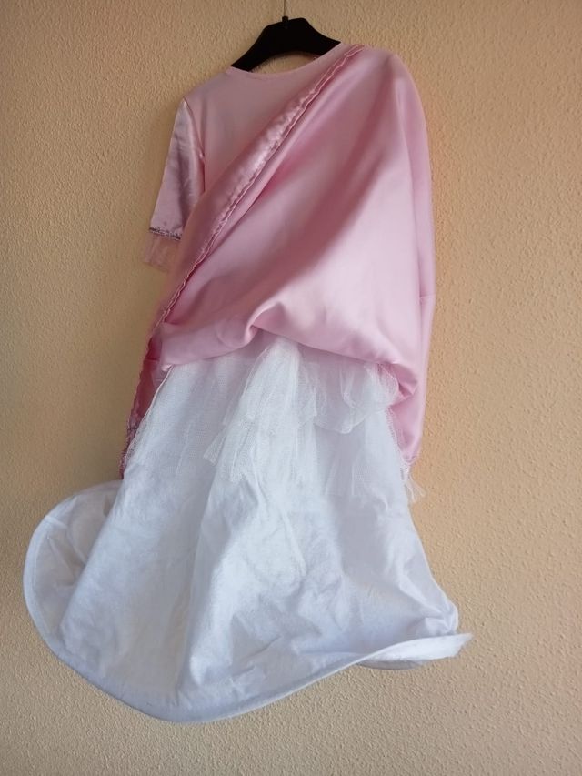 Disfraz vestido de princesa rosa, incluye cancán.