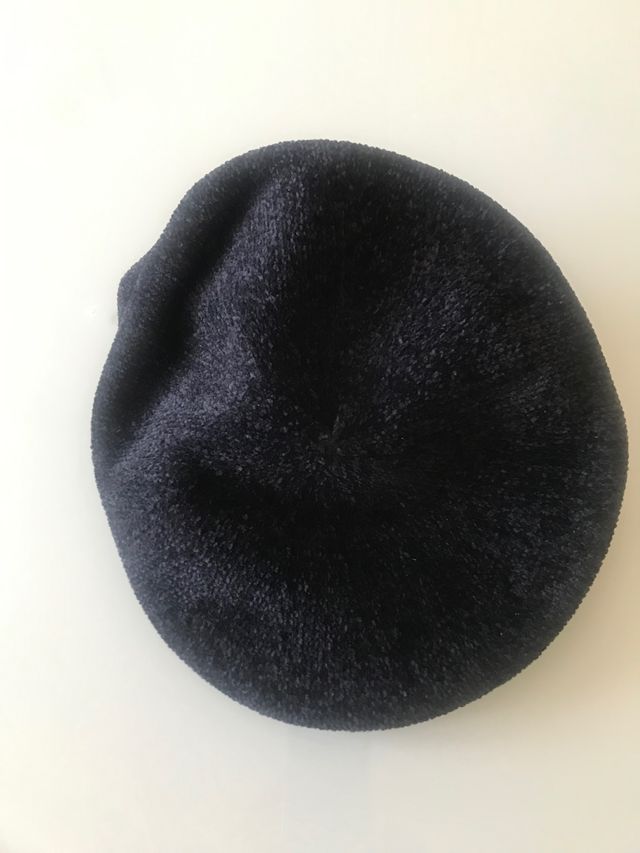 Visera de mujer negra sin usar con etiquetas