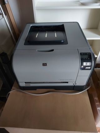 HP impresora láser Jet CP1515n de segunda mano por 160 EUR en Barcelona en  WALLAPOP