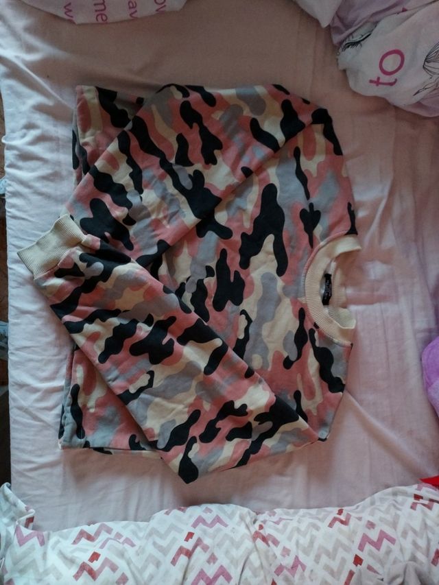 sudadera con estampado militar