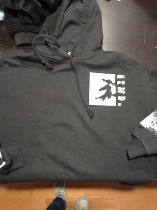Sudadera negra con gorro de segunda mano por 12 EUR en Figueres en WALLAPOP