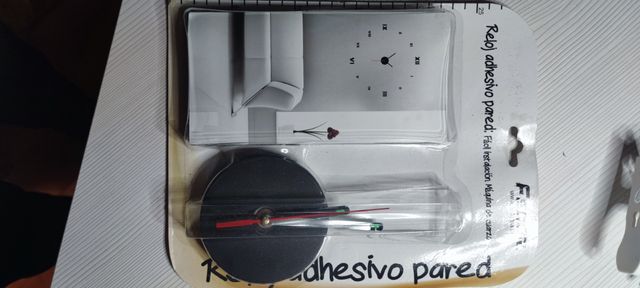 Reloj adhesivo de pared.