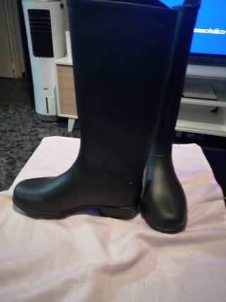 Botas de agua sirven para ir a la nieve de segunda mano por 10 EUR en  L\\'Hospitalet de Llobregat en WALLAPOP