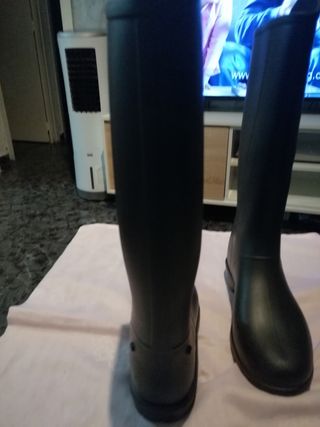 Botas de agua sirven para ir a la nieve de segunda mano por 10 EUR en  L\\'Hospitalet de Llobregat en WALLAPOP