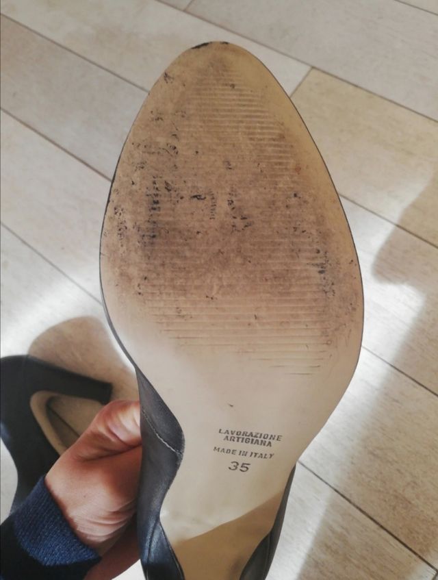 Décolleté di pelle nera