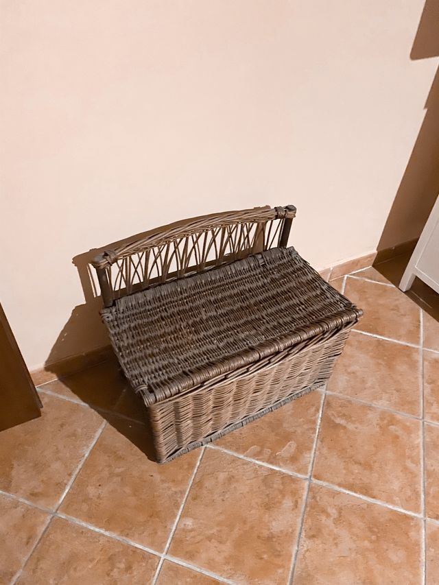 Panca in vimini intrecciato con contenitore