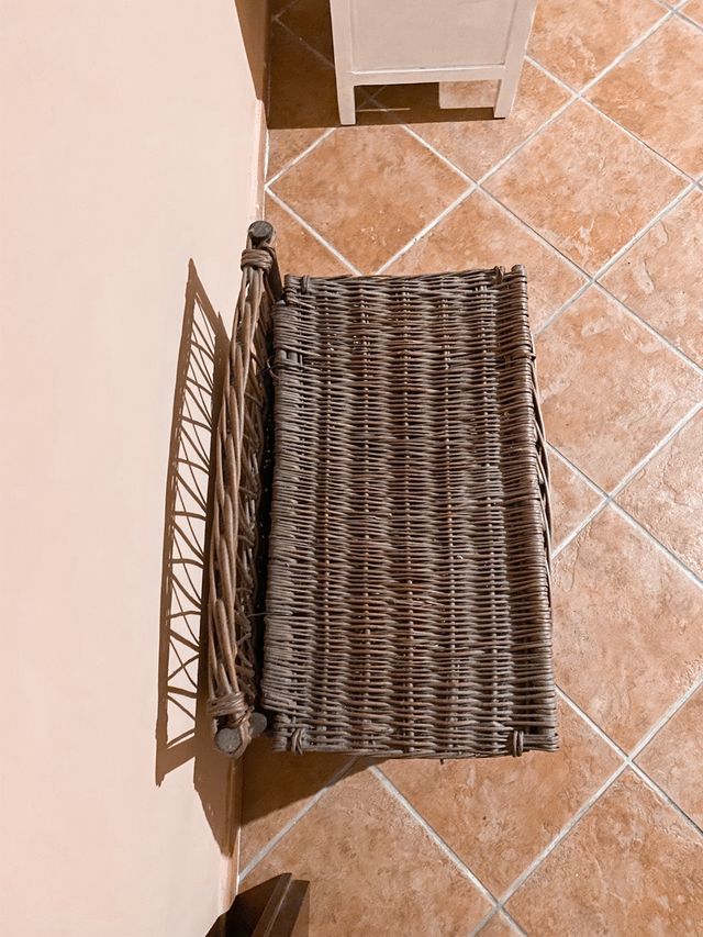 Panca in vimini intrecciato con contenitore