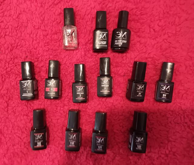 Kit de manicura, esmaltes permanentes.