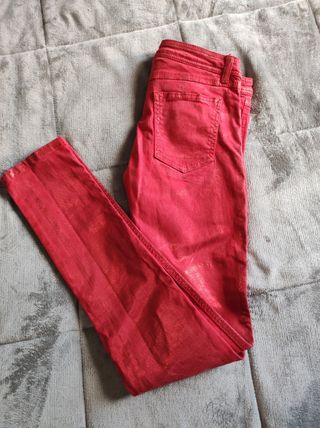 Pantalones rojos brillantes de segunda mano por 40 EUR en Mislata en  WALLAPOP