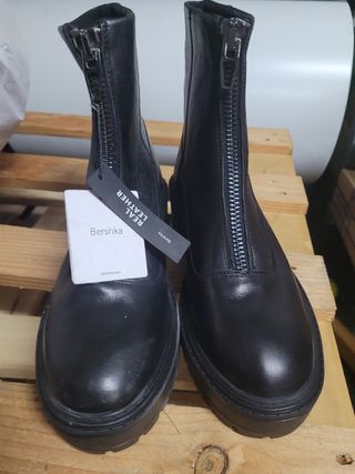 BOTIN NEGRO BERSHKA de segunda mano por 40 EUR en Molina de Segura en  WALLAPOP