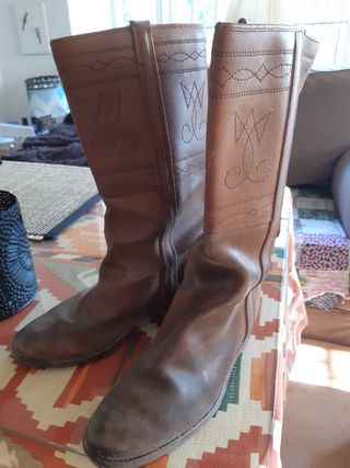 Botas camperas de piel. de segunda mano por 10 EUR en La Cala del Moral en  WALLAPOP