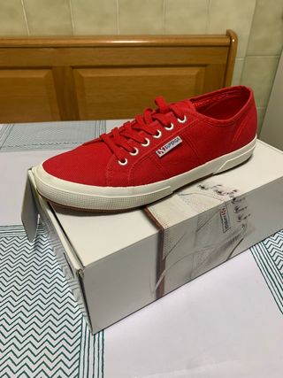 ZAPATILLAS SUPERGA COLOR BLANCAS Y ROJAS TALLA 43 de segunda mano por 29  EUR en Urbanizacion La Granjilla en WALLAPOP