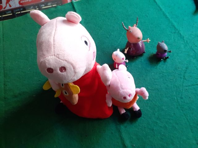 Peluche + minipeluche + 3 juguetes Pepa Pig