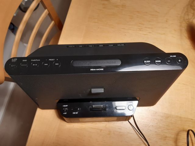 Reproductor IPOD, radio, reloj despertador