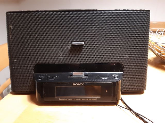 Reproductor IPOD, radio, reloj despertador