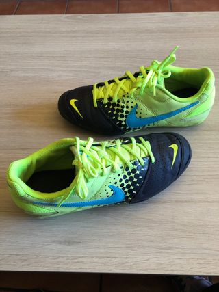 Zapatillas - Nike - Fútbol Sala - Talla 41 - de segunda mano por 20 EUR en  Segovia en WALLAPOP