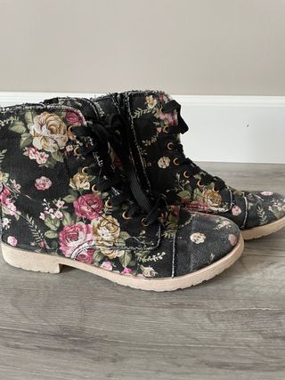 Botas botines tela y flores de segunda mano por 10 EUR en Molino de La Hoz  en WALLAPOP