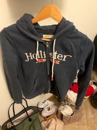 Sudadera cremallera Hollister de segunda mano por 8 EUR en Moralzarzal en  WALLAPOP
